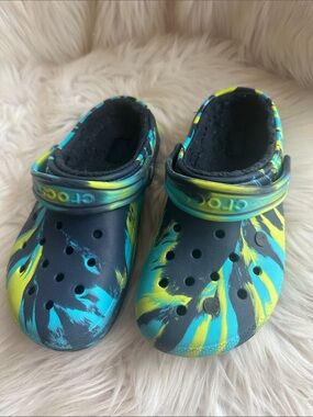 CROCS Kids Classic Clog in Teal, Yellow & Navy Swirl/ J 2
